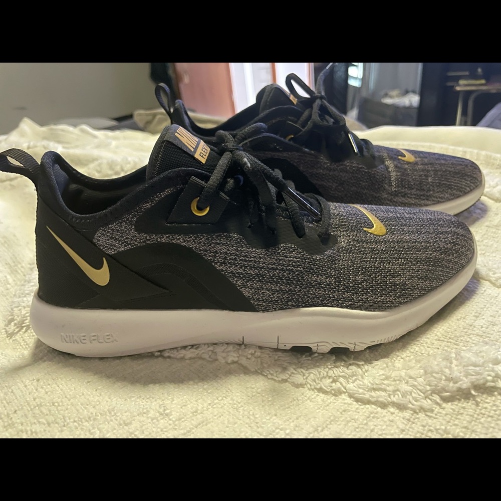 Nike - Picture 2 of 5